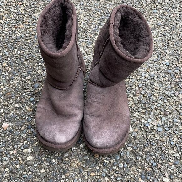 𝅺ugg’s brown boots - Picture 1 of 7